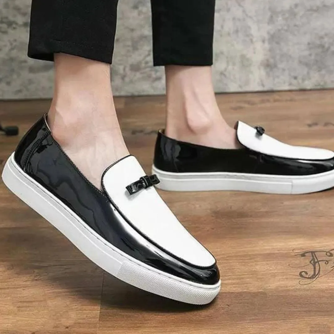 Fashionable loafers in two-tone design with buckle