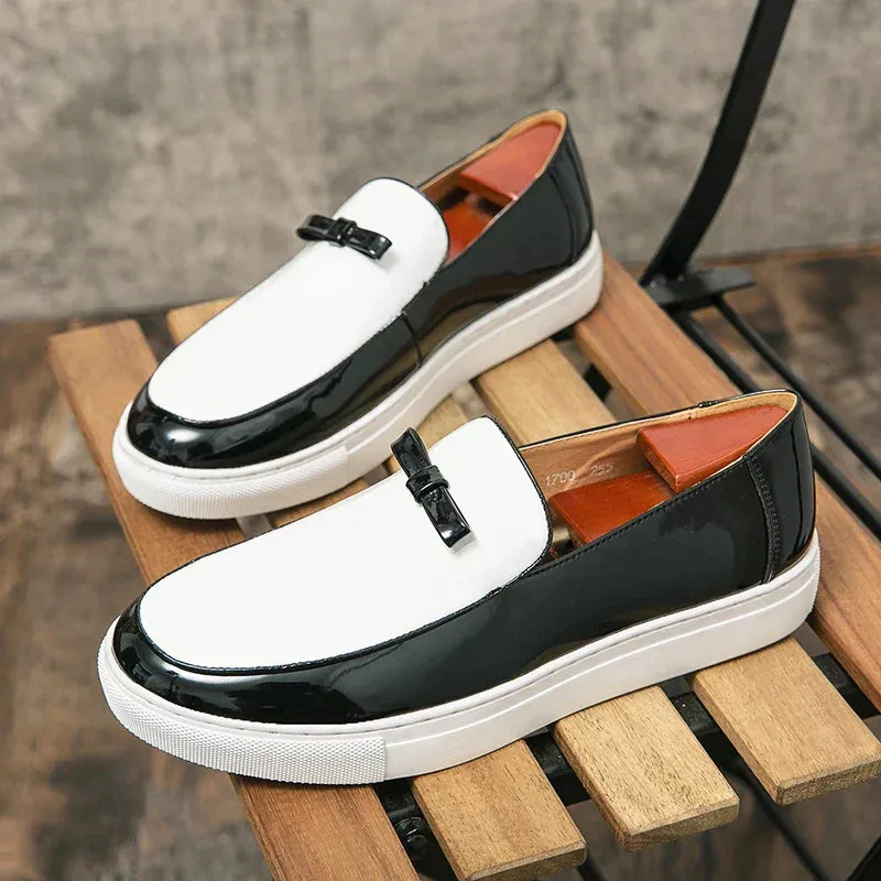 Fashionable loafers in two-tone design with buckle