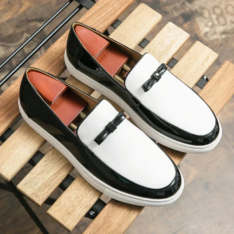 Fashionable loafers in two-tone design with buckle