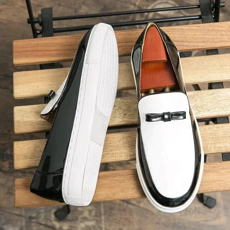 Fashionable loafers in two-tone design with buckle