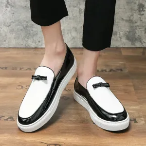 Fashionable loafers in two-tone design with buckle