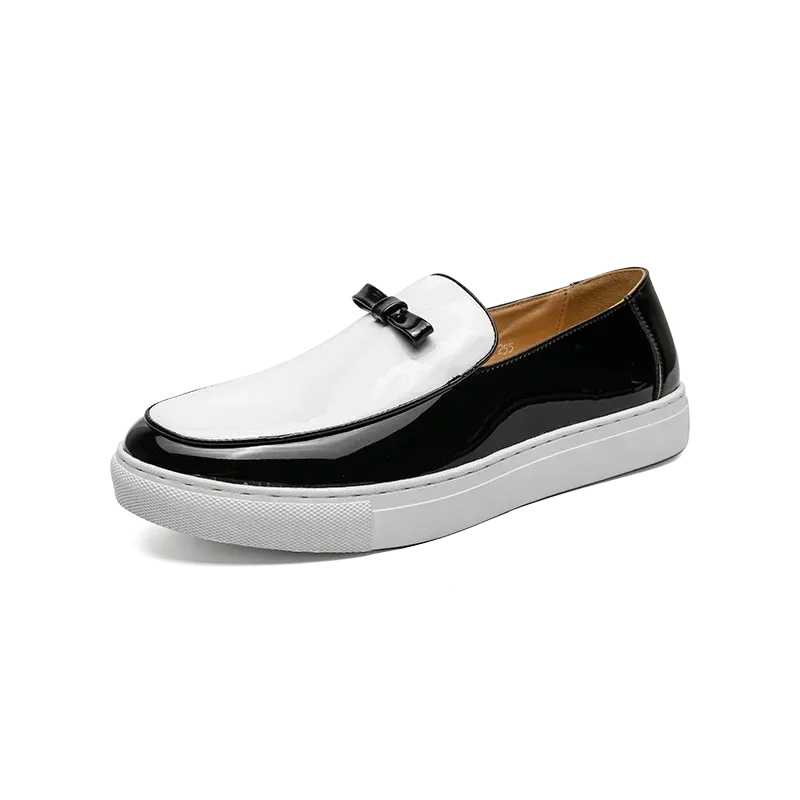 Fashionable loafers in two-tone design with buckle