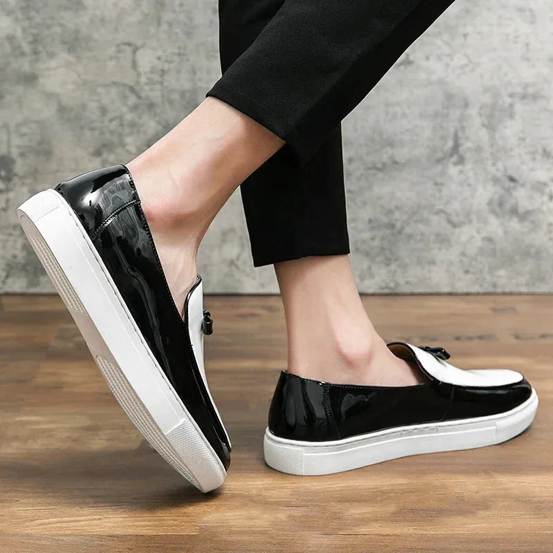 Fashionable loafers in two-tone design with buckle